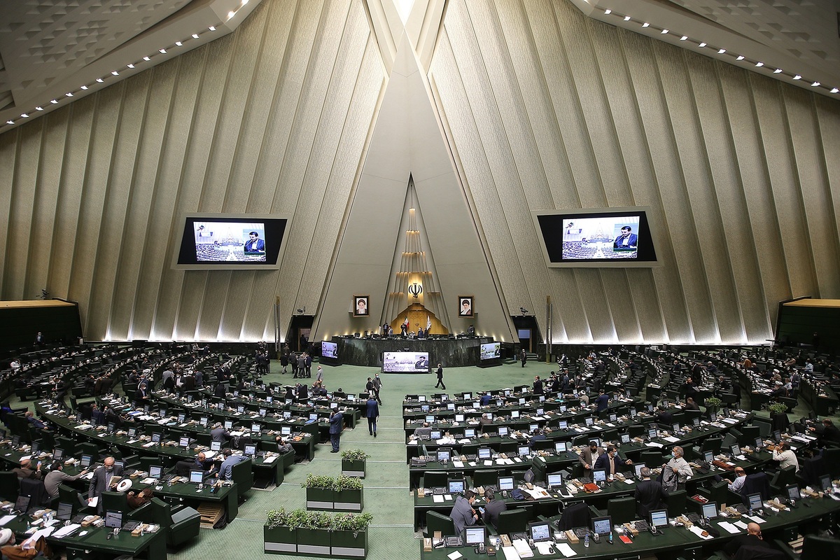 نمایندگان مجلس خواستار اهدای نشان خدمت به علیرضا دبیر شدند