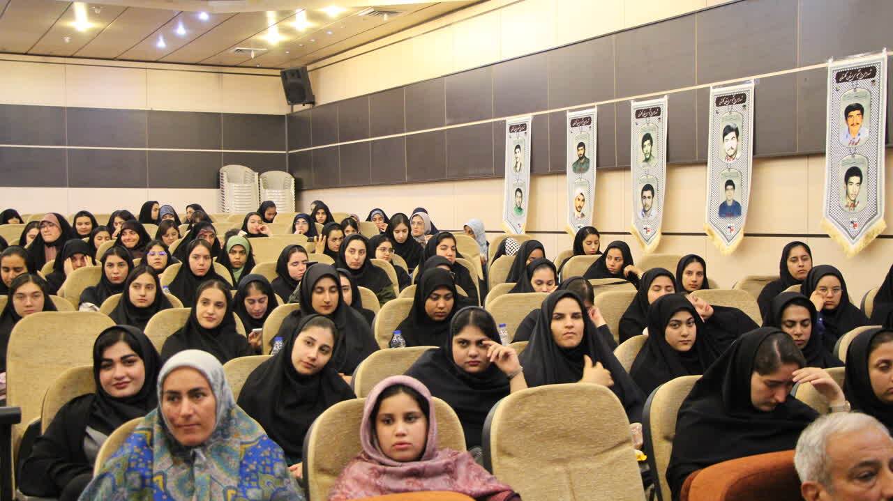 روایت خاطرات جبهه با طنز شیرین؛ دانشجویان شگفتزده از شوخطبعی رزمندگان در سنگرها روایت خاطرات جبهه با طنز شیرین؛ دانشجویان شگفتزده از شوخطبعی رزمندگان در سنگرها