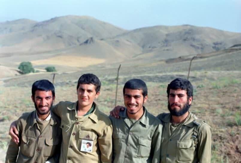 رزمندگان در جبهه اینطور درس میخواندند+ عکس رزمندگان در جبهه اینطور درس میخواندند+ عکس