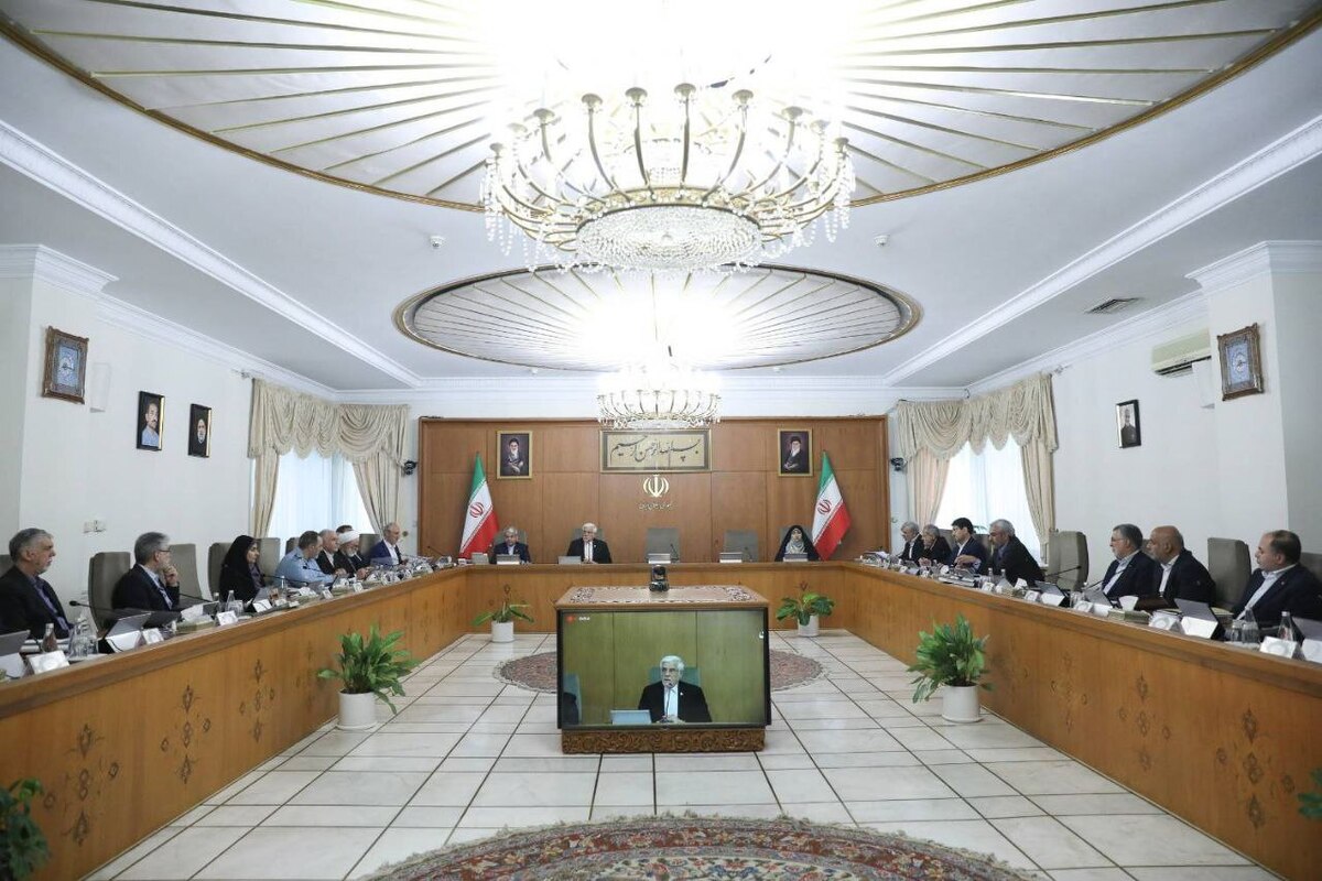 عارف: بیانات رهبر معظم انقلاب، راهبرد دولت است  رئیس‌جمهور مواضع منطقی و اصولی نظام را با صلابت بیان می‎‌کند