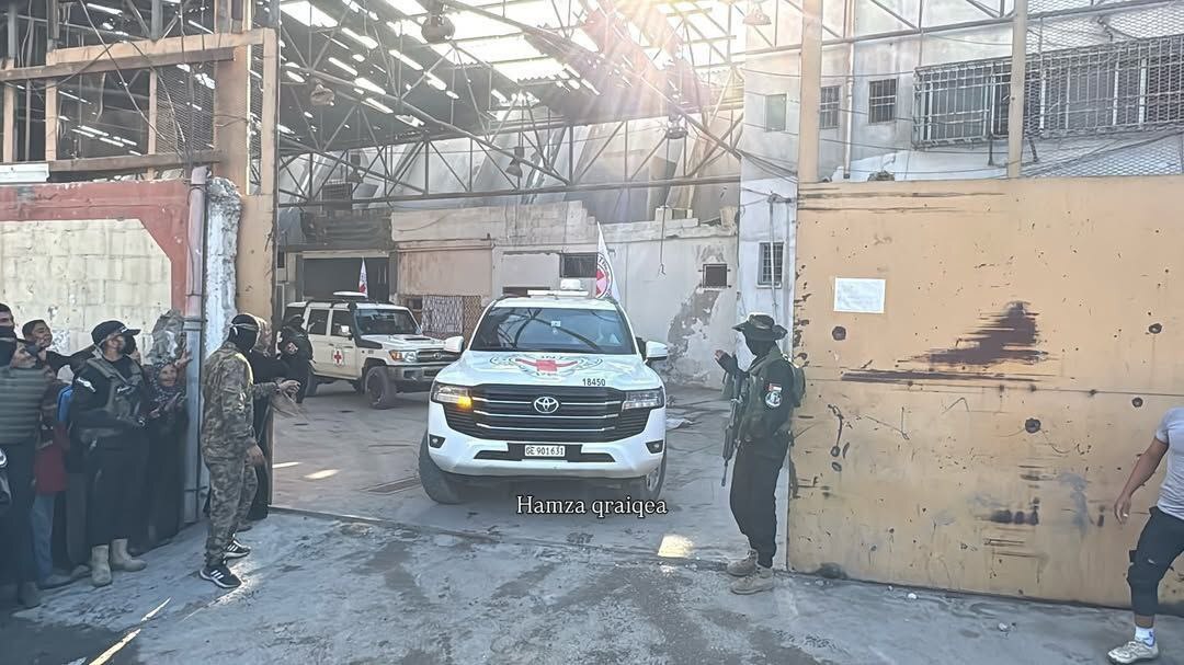 آغاز بزرگترین تبادل اسرای منازعات غزه: حماس ۲۰ اسیر اسرائیلی را در مقابل آزادی ۲۰۰۰ فلسطینی تحویل میدهد آغاز بزرگترین تبادل اسرای منازعات غزه: حماس ۲۰ اسیر اسرائیلی را در مقابل آزادی ۲۰۰۰ فلسطینی تحویل میدهد