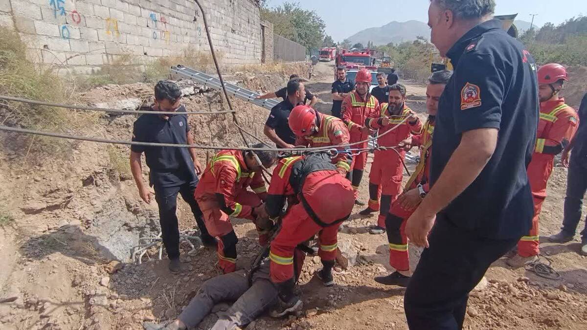 آتش‌نشانان مرد ۲۷ ساله سقوط کرده به داخل چاه ۱۲ متری را نجات دادند+ فیلم