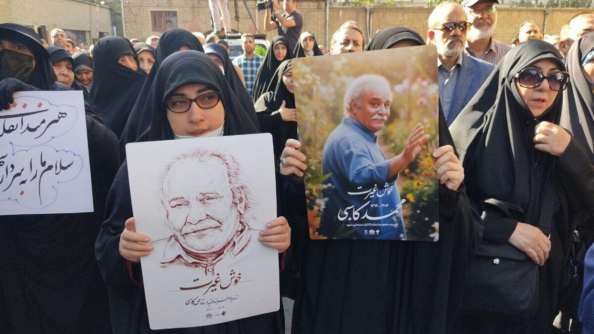 تشییع پیکر زنده‌یاد محمد کاسبی  مردم برای بدرقه مرد خوش‌رکاب سینما آمدند+ فیلم و عکس