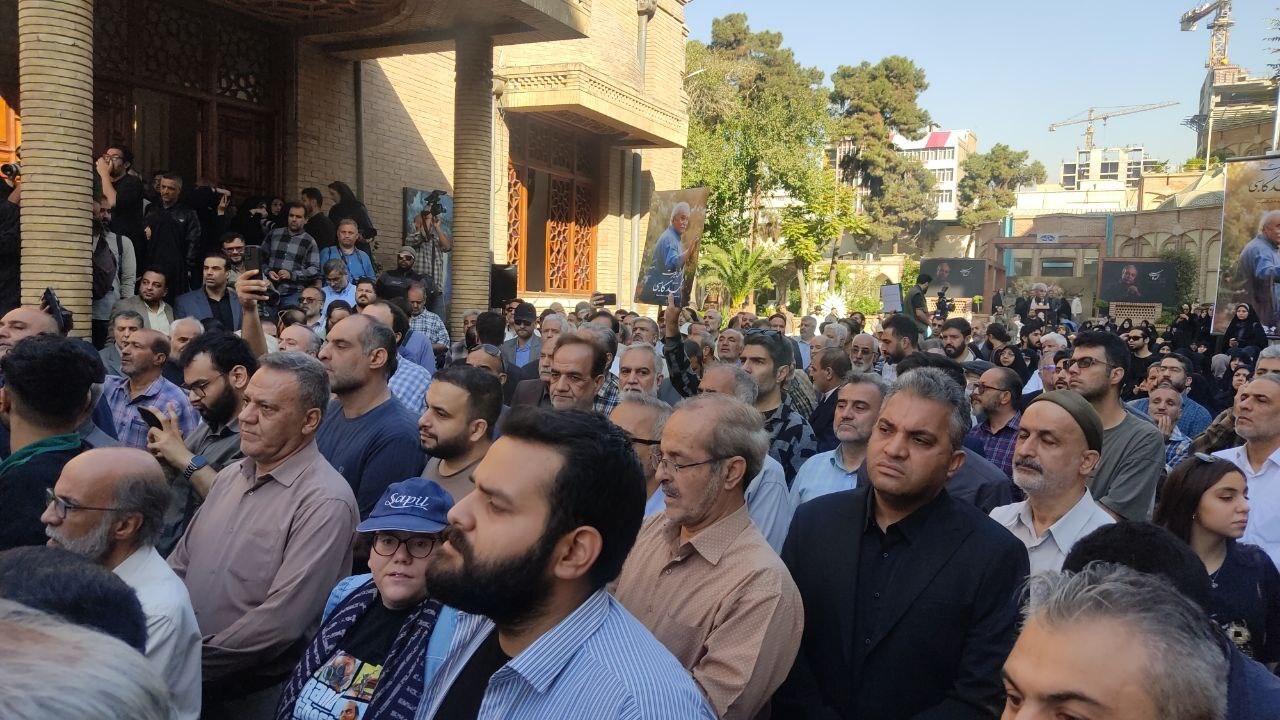 آغاز تشییع پیکر زنده یاد محمد کاسبی/ مردم برای بدرقه مرد خوش رکاب سینما آمدند+ فیلم و عکس آغاز تشییع پیکر زنده یاد محمد کاسبی/ مردم برای بدرقه مرد خوش رکاب سینما آمدند+ فیلم و عکس