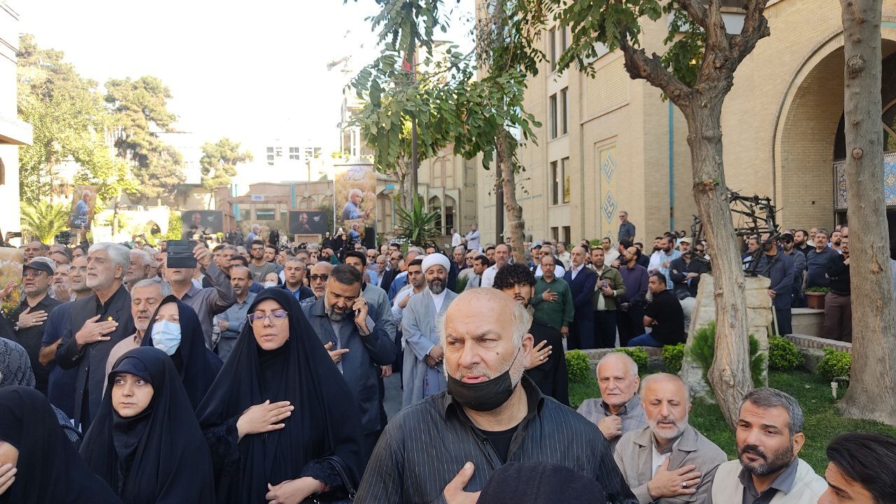 آغاز تشییع پیکر زنده یاد محمد کاسبی/ مردم برای بدرقه مرد خوش رکاب سینما آمدند+ فیلم و عکس آغاز تشییع پیکر زنده یاد محمد کاسبی/ مردم برای بدرقه مرد خوش رکاب سینما آمدند+ فیلم و عکس