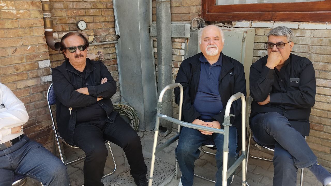 آغاز تشییع پیکر زنده یاد محمد کاسبی/ مردم برای بدرقه مرد خوش رکاب سینما آمدند+ فیلم و عکس آغاز تشییع پیکر زنده یاد محمد کاسبی/ مردم برای بدرقه مرد خوش رکاب سینما آمدند+ فیلم و عکس