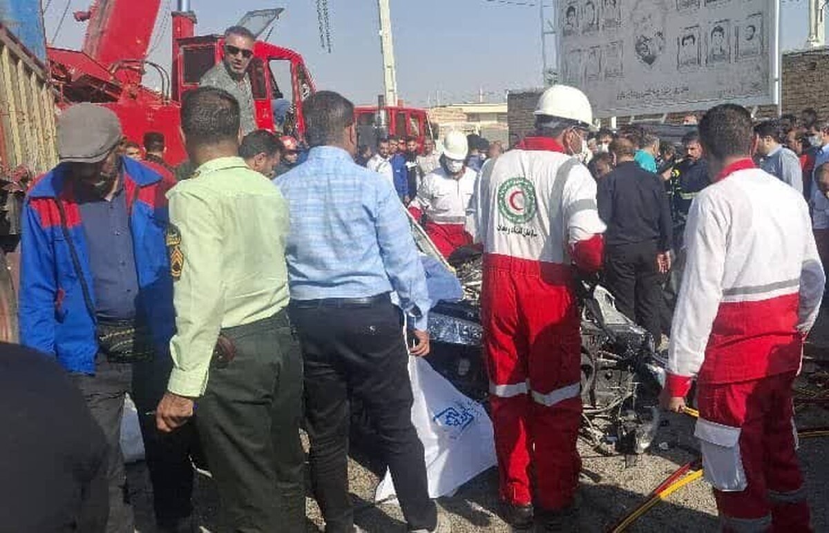 تصادف کامیون و پژو پارس در فارس با ۵ جان‌باخته و یک مصدوم