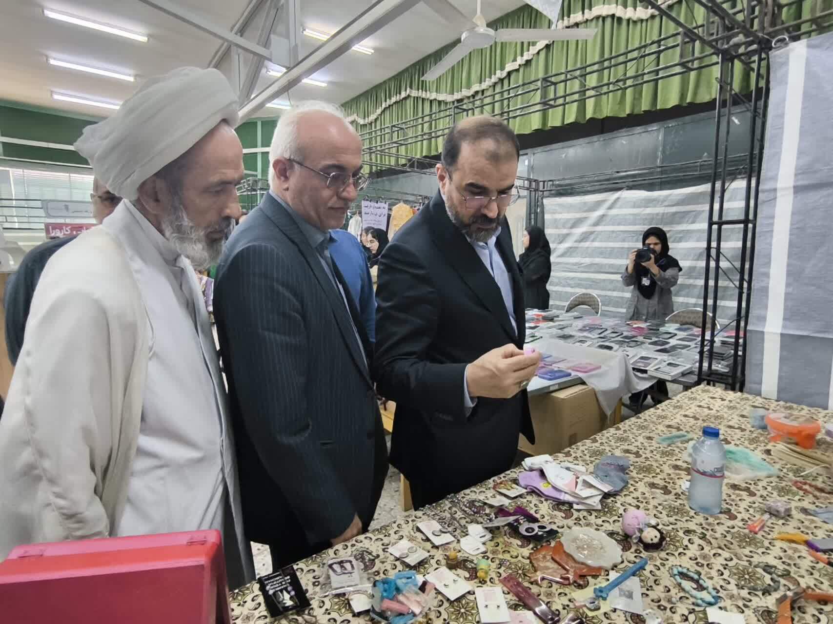 از صنایع پوشاک تا فناوریهای دیجیتال؛ نمایش توانمندیهای دانشجویان در نمایشگاه اشتغال و کارآفرینی از صنایع پوشاک تا فناوریهای دیجیتال؛ نمایش توانمندیهای دانشجویان در نمایشگاه اشتغال و کارآفرینی