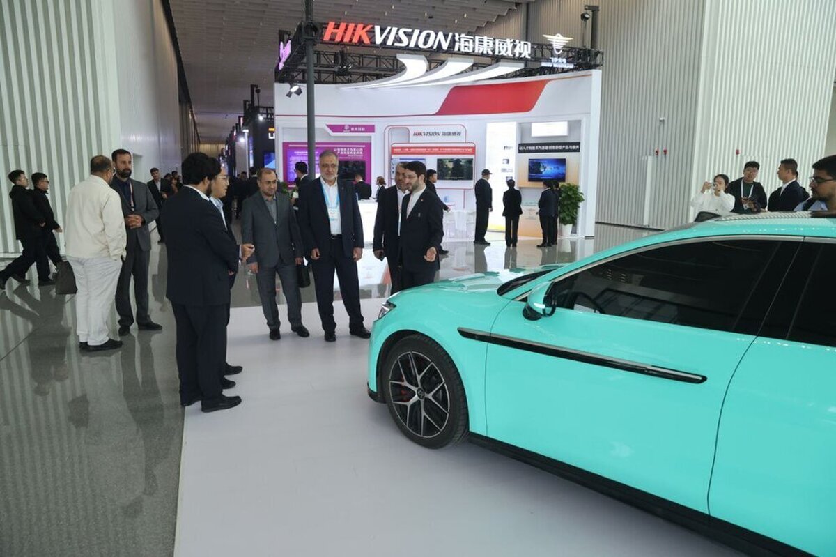 بازدید شهردار تهران از نمایشگاه فناوری‌ها و دستاوردهای شهری چین در حاشیه اجلاس UCLG