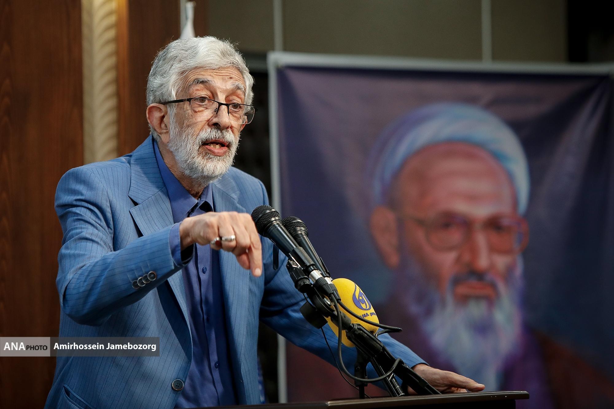 شعر انقلاب دائماً رو به تحول و پیشرفت است