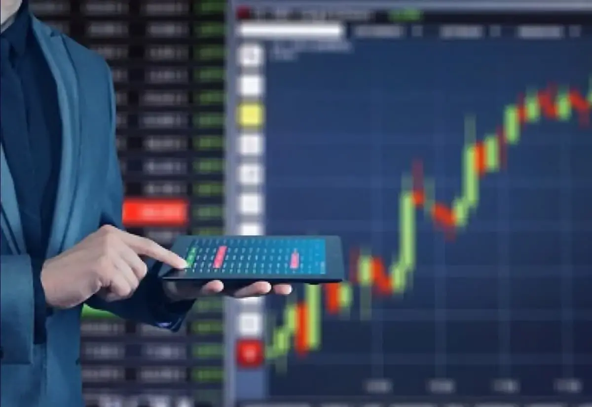 بازار سرمایه زیر ارزش واقعی  افت دلاری شرکت‌ها، سیگنال رشد آینده بورس