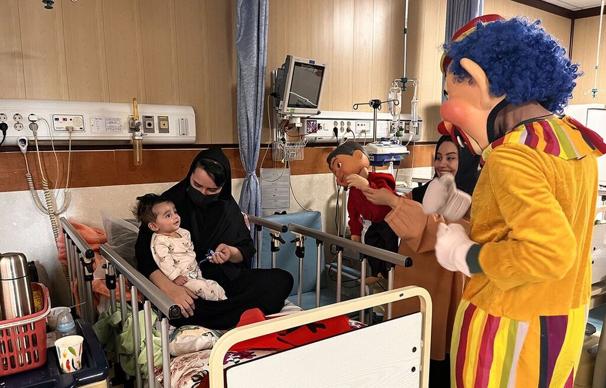 هنرمندان مرکز تئاتر کانون در کنار کودکان بیمارِ بیمارستان شهید رجایی حضور یافتند