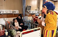 هنرمندان مرکز تئاتر کانون در کنار کودکان بیمارِ بیمارستان شهید رجایی حضور یافتند