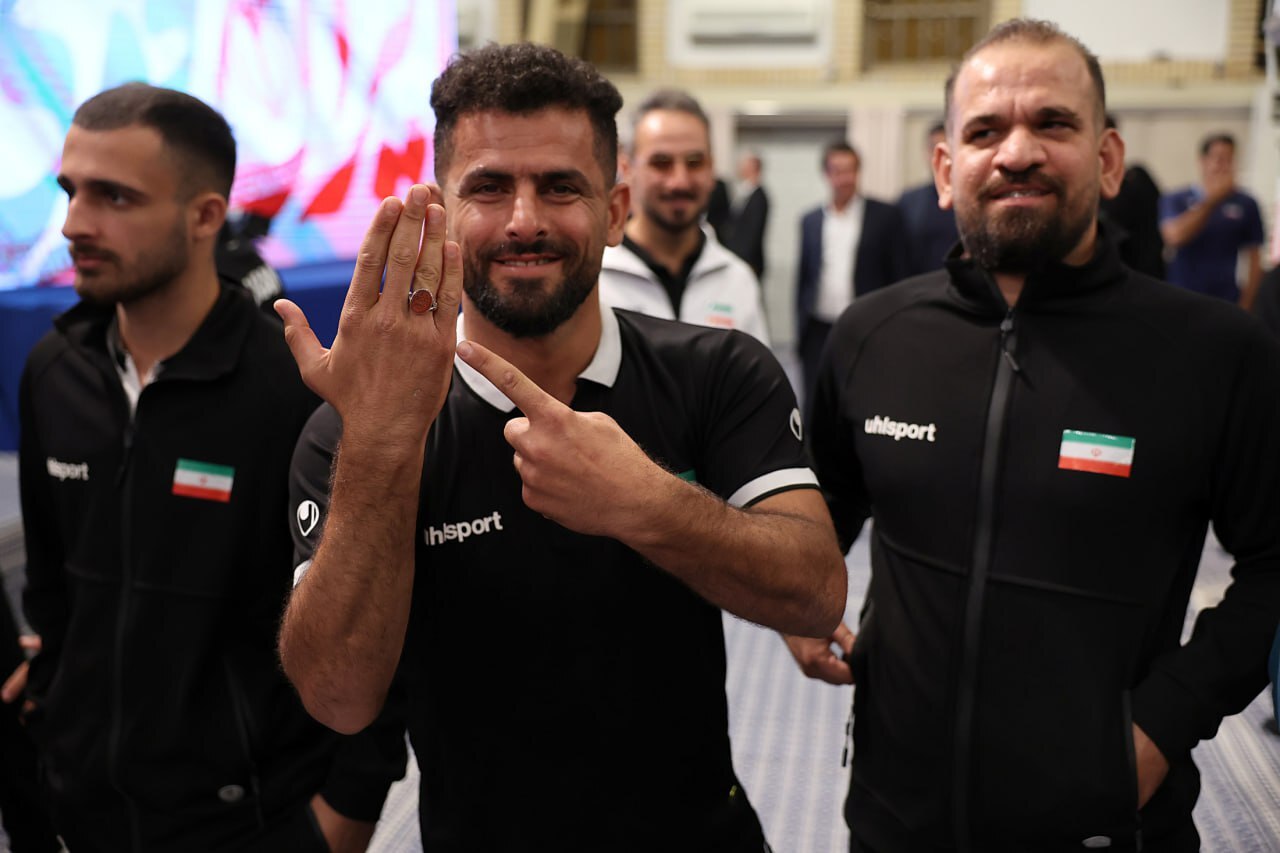 ایران قوی در حسینیه امام خمینی (ره)؛ همت بلند ورزشکاران و لبخند رهبر ایران قوی در حسینیه امام خمینی (ره)؛ همت بلند ورزشکاران و لبخند رهبر