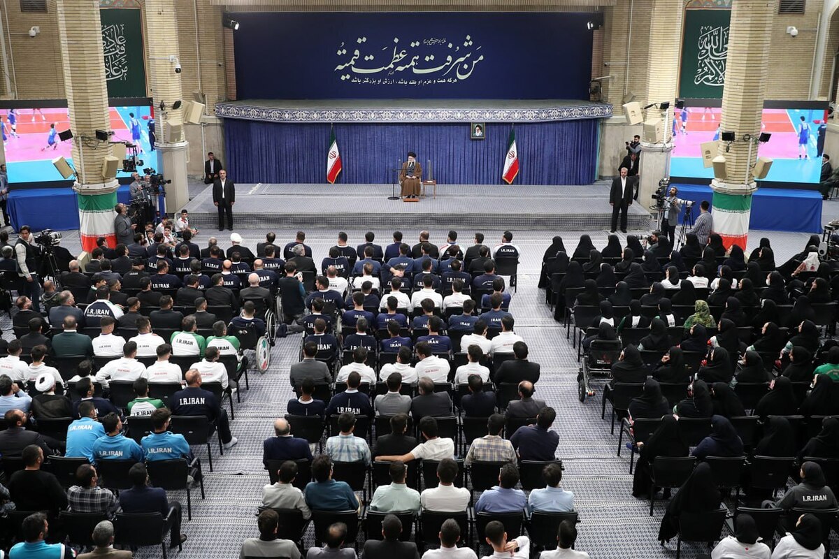 ایران قوی در حسینیه امام خمینی (ره)؛ همت بلند ورزشکاران و لبخند رهبر 