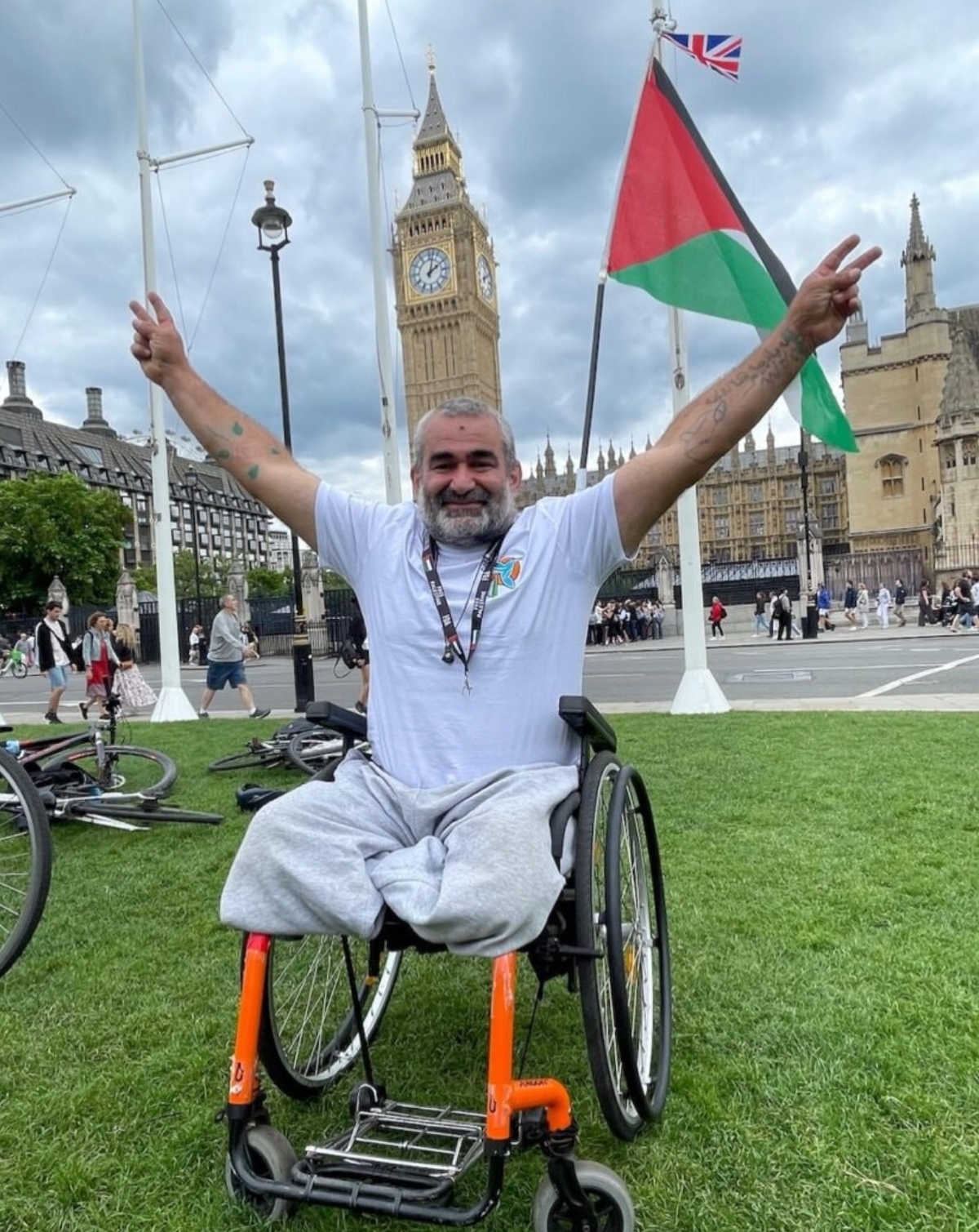 از گلاسگو تا غزه با ویلچر  قربانی جمایت شیمیایی صدام سفر خود را آغاز می‌کند