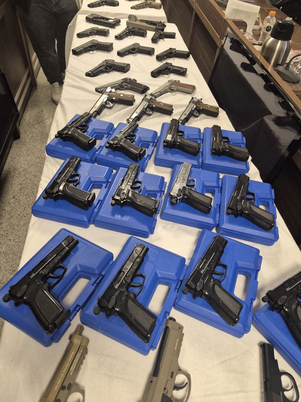 کشف بیش از ۱۰۰ قبضه سلاح جنگی و شکاری در تهران/ هشدار فرمانده انتظامی پایتخت درباره نگهداری سلاح توسط اراذل و اوباش