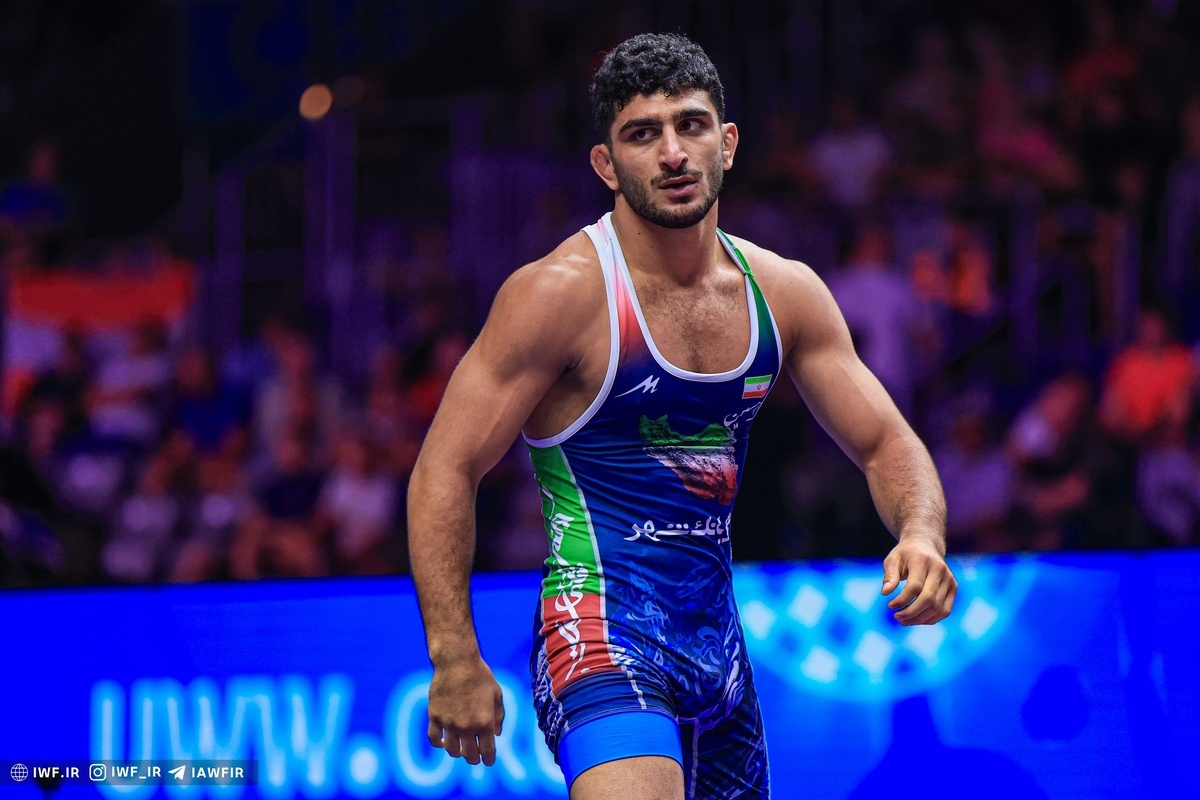 روی سکو به قانم گفتم تو را بخشیدم، اما دوباره کشتی میگیریم/ یک در به رویم بسته شد و درهای دیگر باز/ راه نفسم بسته شده بود روی سکو به قانم گفتم تو را بخشیدم، اما دوباره کشتی میگیریم/ یک در به رویم بسته شد و درهای دیگر باز/ راه نفسم بسته شده بود