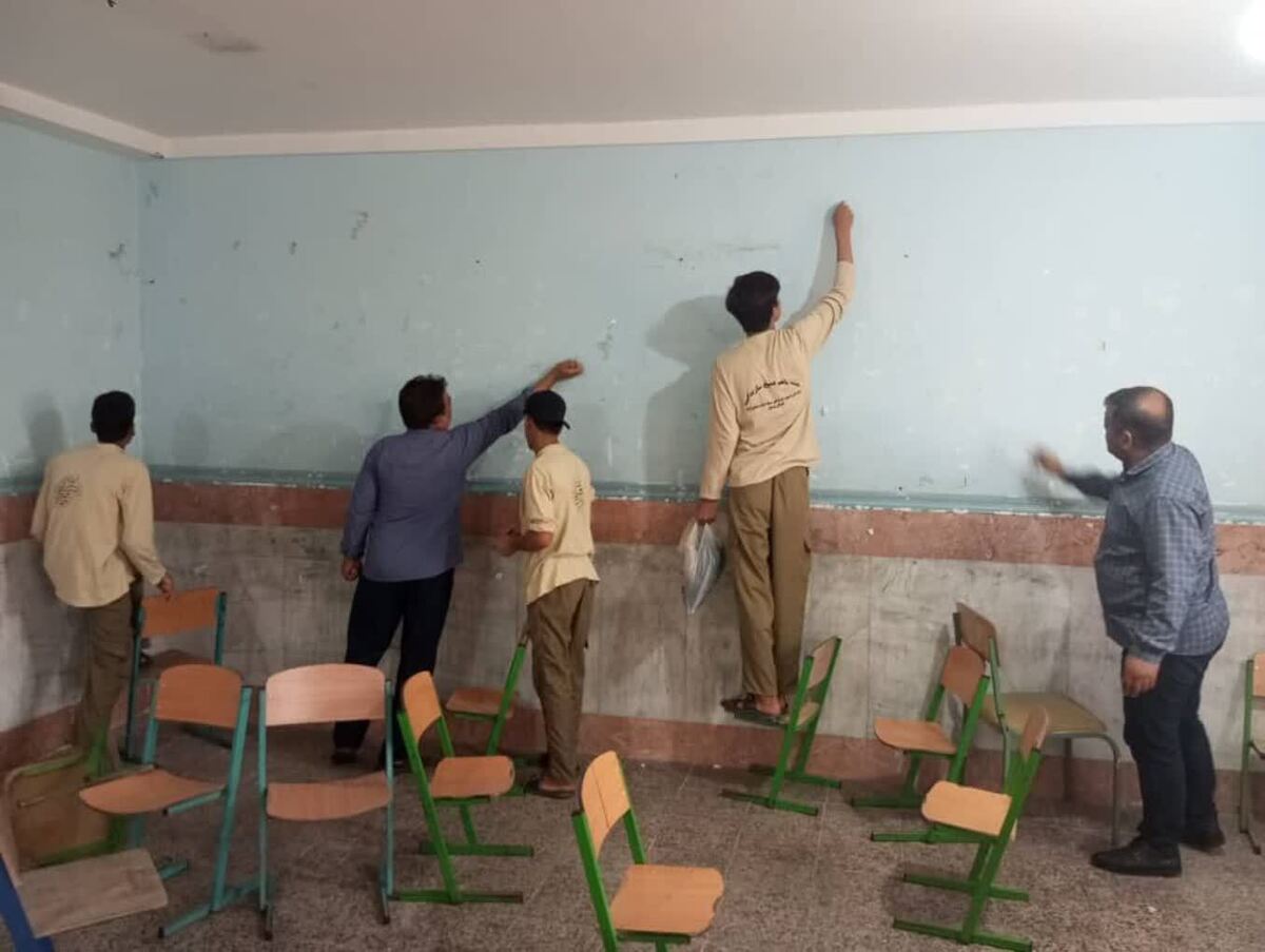 نقاشی خدمت بر دیوار مدارس با اردوی جهادی دانشجویان
