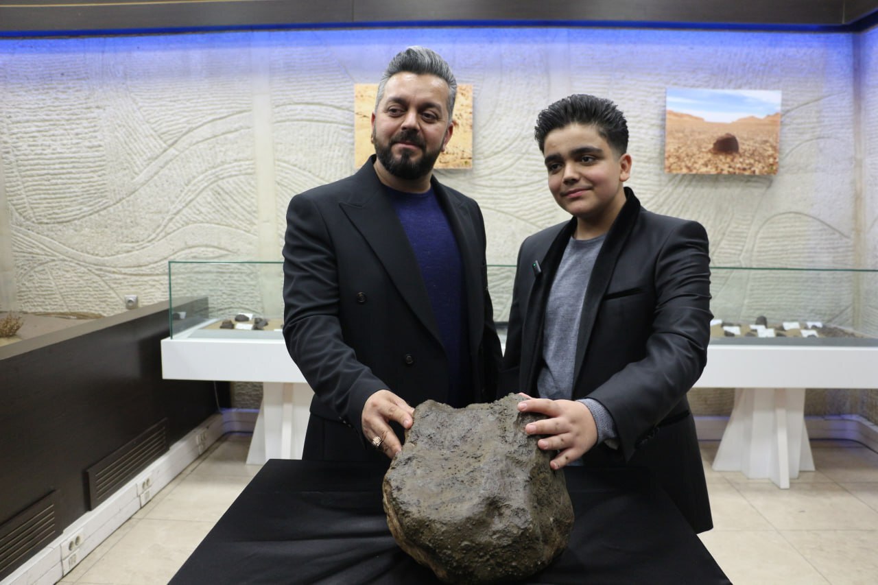 بزرگترین شهابسنگ سیارکی ایران و خاورمیانه در برج آزادی رونمایی شد+عکس بزرگترین شهابسنگ سیارکی ایران و خاورمیانه در برج آزادی رونمایی شد+عکس