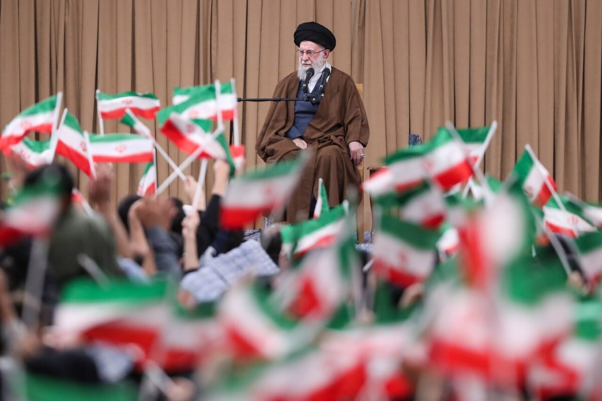 رهبر انقلاب: سفارت آمریکا اتاق توطئه علیه انقلاب بود  ۱۳ آبان باید در تاریخ و حافظه ملی بماند