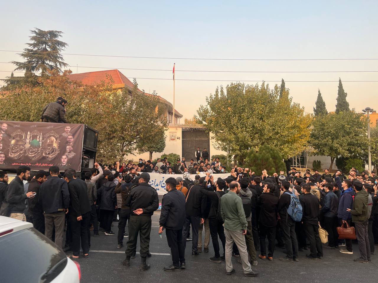 دانشجویان انقلابی مقابل سفارت امارات تجمع کردند/ محکومیت حمایت ابوظبی از نسلکشی مسلمانان سودان دانشجویان انقلابی مقابل سفارت امارات تجمع کردند/ محکومیت حمایت ابوظبی از نسلکشی مسلمانان سودان