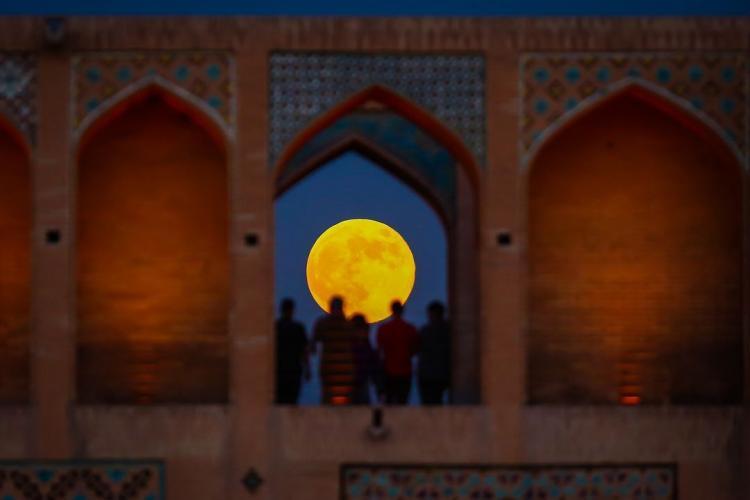 طلوع ابرماه از کنار پل خواجو (عکس از رسول شجاعی) طلوع ابرماه از کنار پل خواجو (عکس از رسول شجاعی)