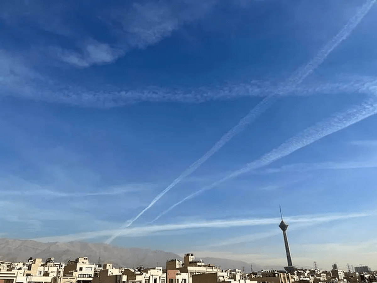 پایانی بر شایعات؛ دلیل ظاهر شدن ابر‌های خطی در آسمان تهران چیست؟