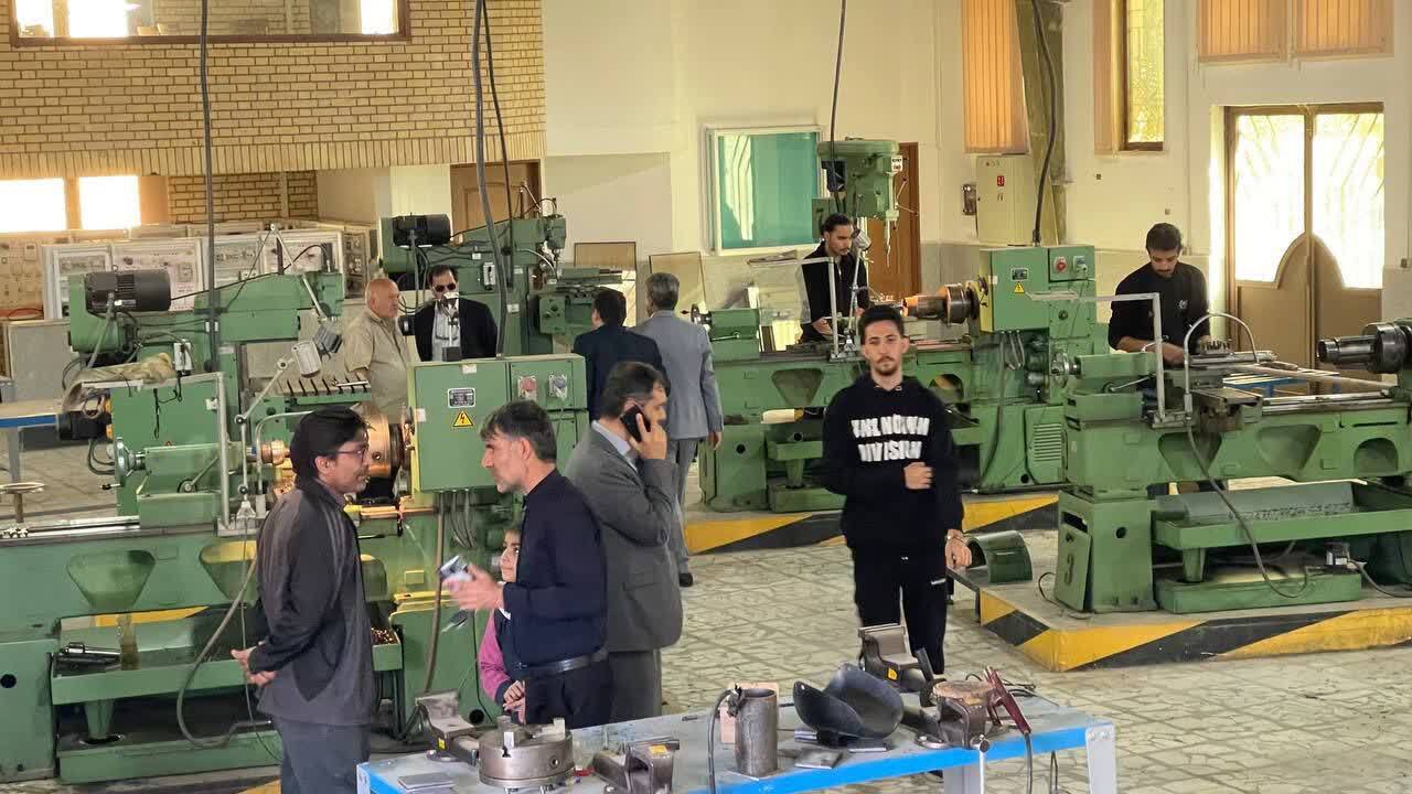 درآمدزایی غیرشهریهای در کارگاه ماشین ابزار دانشگاه آزاد درآمدزایی غیرشهریهای در کارگاه ماشین ابزار دانشگاه آزاد