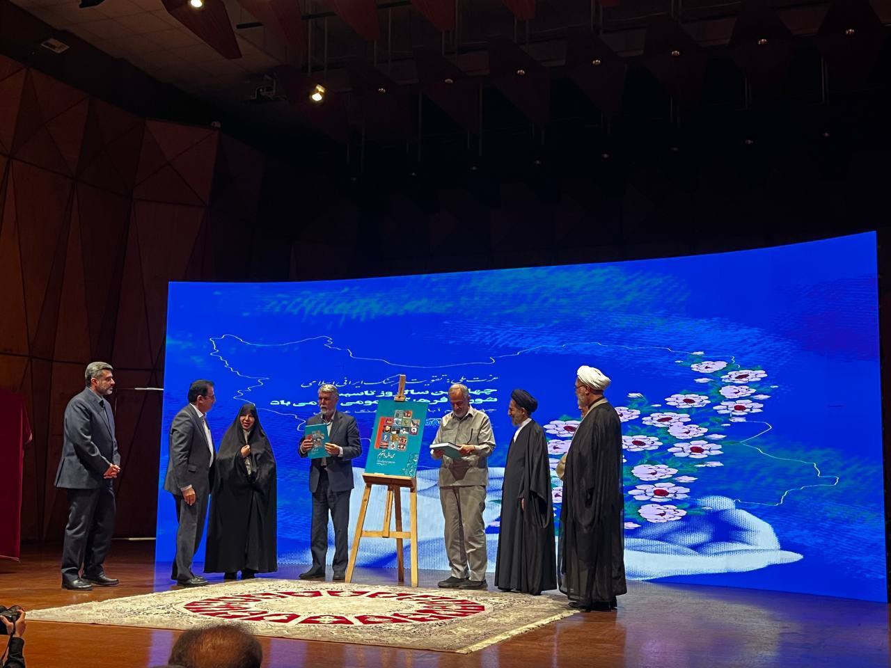 «مسجدجامعی» و «مرضیه وحید دستجردی» به عنوان خادم فرهنگ عمومی تجلیل شدند «مسجدجامعی» و «مرضیه وحید دستجردی» به عنوان خادم فرهنگ عمومی تجلیل شدند