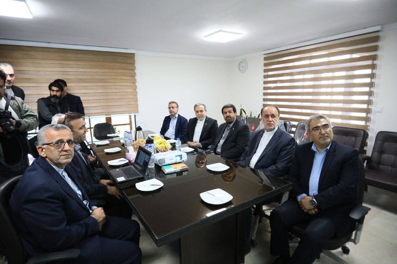 بازدید عراقچی از دانشگاه دی ۸ همدان بازدید عراقچی از دانشگاه دی ۸ همدان