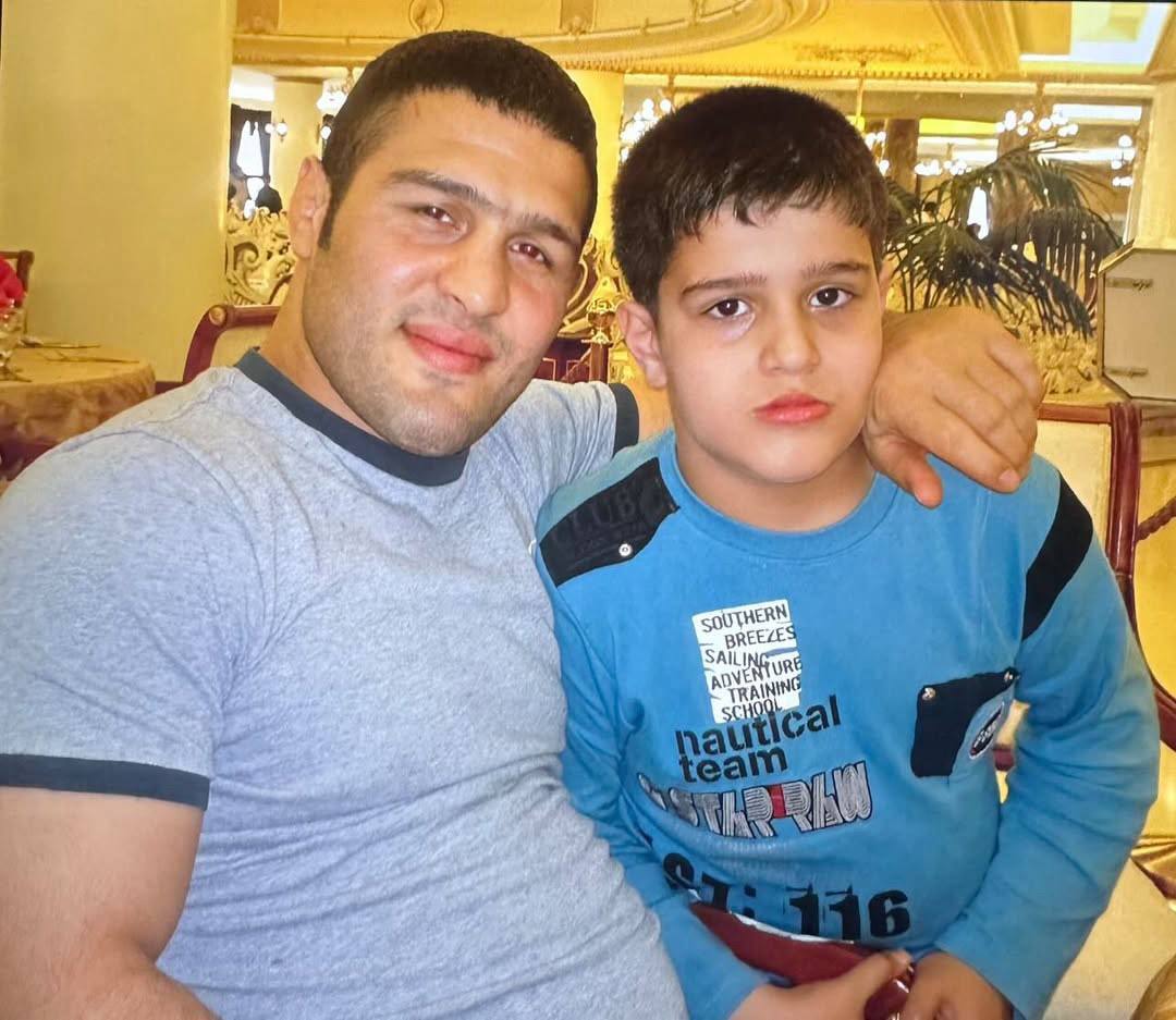 عکسی جالب از کودکی معصومی در کنار یکی از قهرمانان کشتی جهان؛ از پسر فردین بودن تا امیررضا معصومی شدن!+عکس عکسی جالب از کودکی معصومی در کنار یکی از قهرمانان کشتی جهان؛ از پسر فردین بودن تا امیررضا معصومی شدن!+عکس