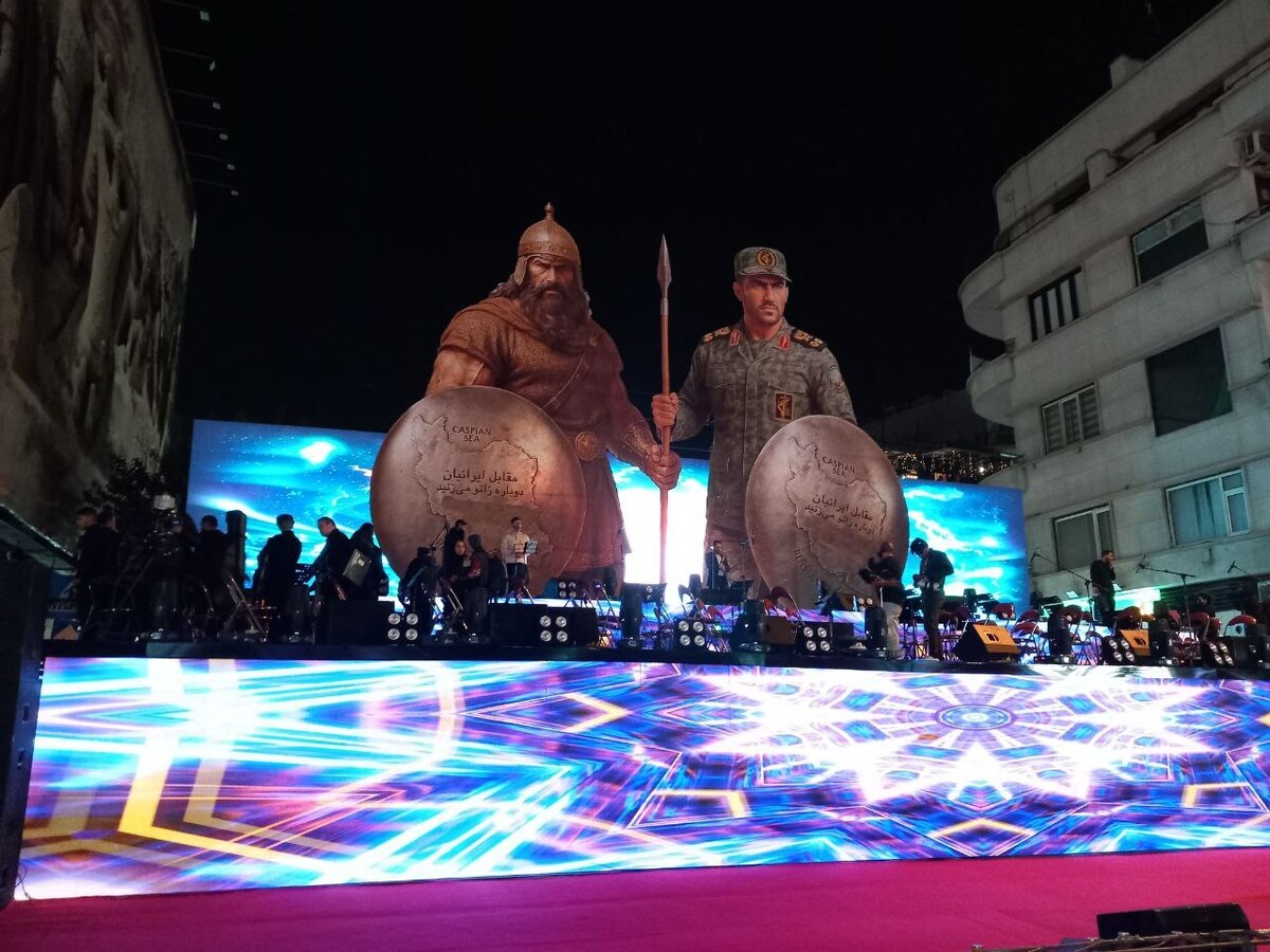 رویداد فرهنگی «مقابل ایران دوباره زانو می‌زنید» با حضور مردم در میدان انقلاب برگزار شد