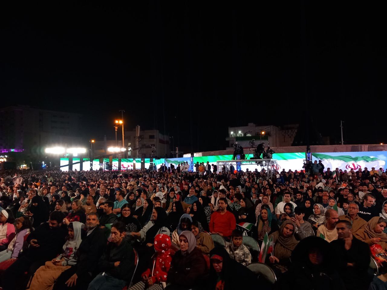 رویداد فرهنگی «مقابل ایران دوباره زانو میزنید» با حضور مردم در میدان انقلاب برگزار شد رویداد فرهنگی «مقابل ایران دوباره زانو میزنید» با حضور مردم در میدان انقلاب برگزار شد