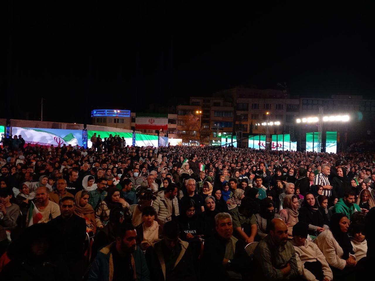 رویداد فرهنگی «مقابل ایران دوباره زانو میزنید» با حضور مردم در میدان انقلاب برگزار شد رویداد فرهنگی «مقابل ایران دوباره زانو میزنید» با حضور مردم در میدان انقلاب برگزار شد