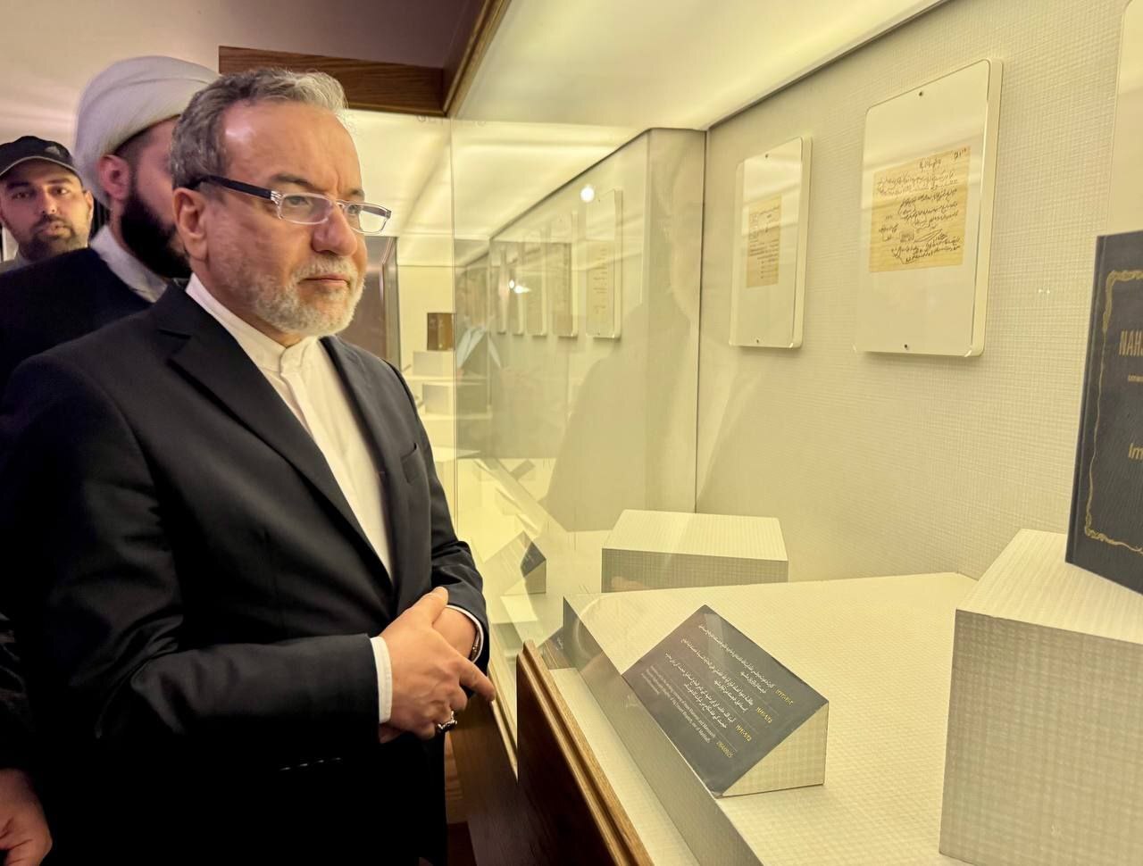 بازدید عراقچی از منزل رهبر انقلاب در مشهد بازدید عراقچی از منزل رهبر انقلاب در مشهد