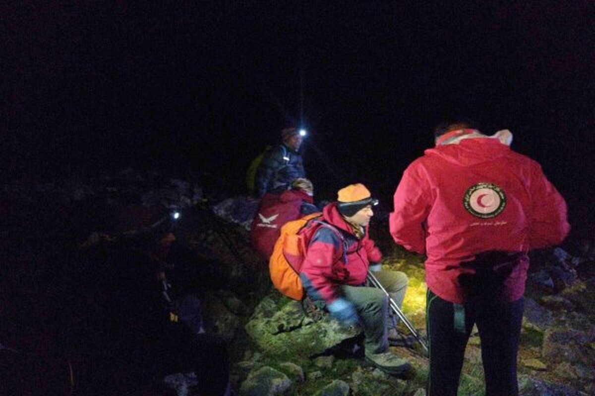 نجات ۱۲ گردشگر پس از ۱۵ ساعت سرگردانی در جنگل‌های بندپی غربی بابل