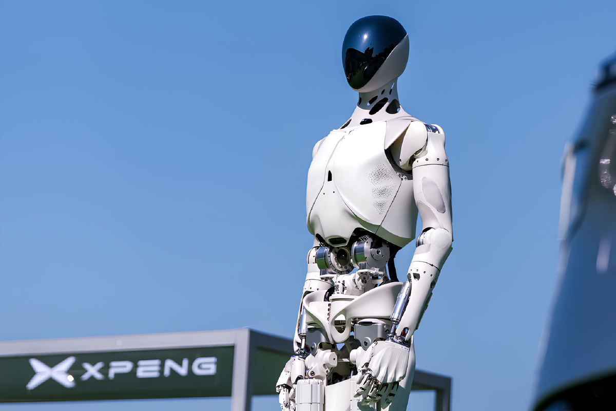 ربات انسان‌نمای چینی شرکت ایلان ماسک را به چالش کشید