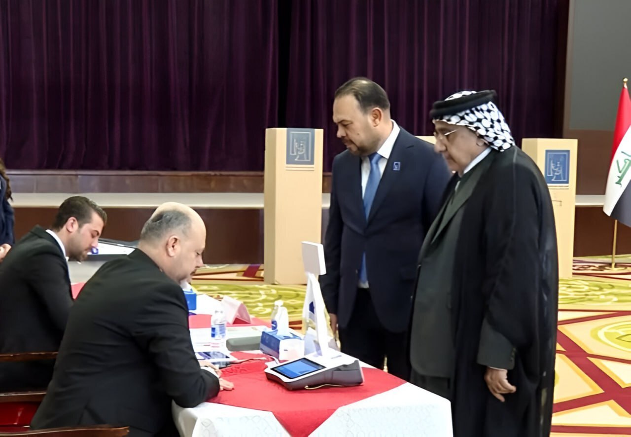 آغاز مرحله دوم و عمومی ششمین انتخابات پارلمانی عراق/ السودانی رای خود را به صندوق انداخت آغاز مرحله دوم و عمومی ششمین انتخابات پارلمانی عراق/ السودانی رای خود را به صندوق انداخت