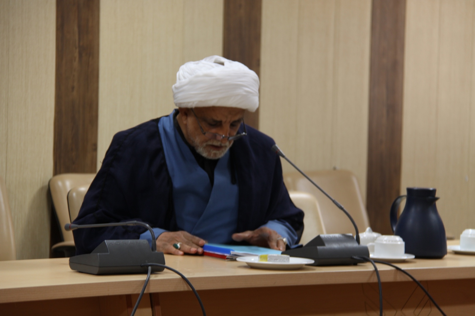 خدمت به خانواده شهدا ادای دین به نبی مکرم اسلام (ص) و خاندان عصمت و طهارت (ع) است خدمت به خانواده شهدا ادای دین به نبی مکرم اسلام (ص) و خاندان عصمت و طهارت (ع) است