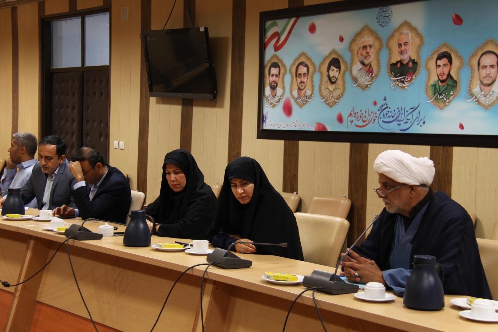 خدمت به خانواده شهدا ادای دین به نبی مکرم اسلام (ص) و خاندان عصمت و طهارت (ع) است خدمت به خانواده شهدا ادای دین به نبی مکرم اسلام (ص) و خاندان عصمت و طهارت (ع) است