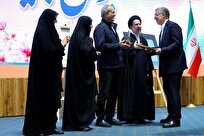 تقدیر از وزیر بهداشت در سومین رویداد جایزه ملی جوانی جمعیت
