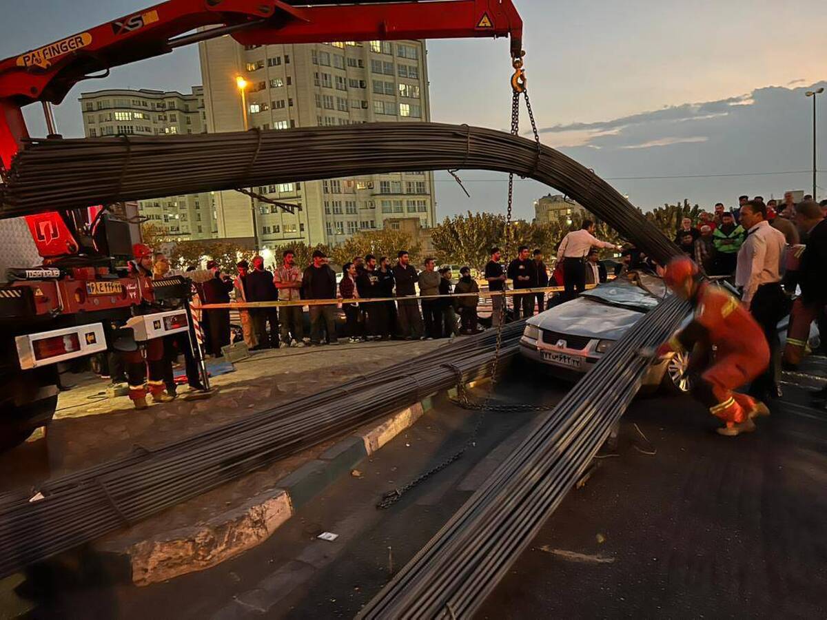 واژگونی کامیون حامل میلگرد در بلوار کوهسار  نجات راننده محبوس توسط آتش‌نشانان