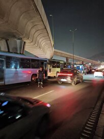 تصادف زنجیره‌ای در بزرگراه همدانی/ نجات راننده محبوس از داخل مینی‌بوس