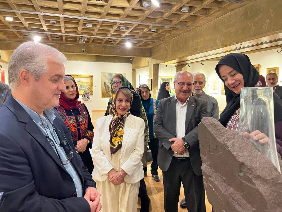 بازدید معاون صنایع دستی از نمایشگاه تجسمی هنرمندان پیشکسوت در فرهنگسرای نیاوران