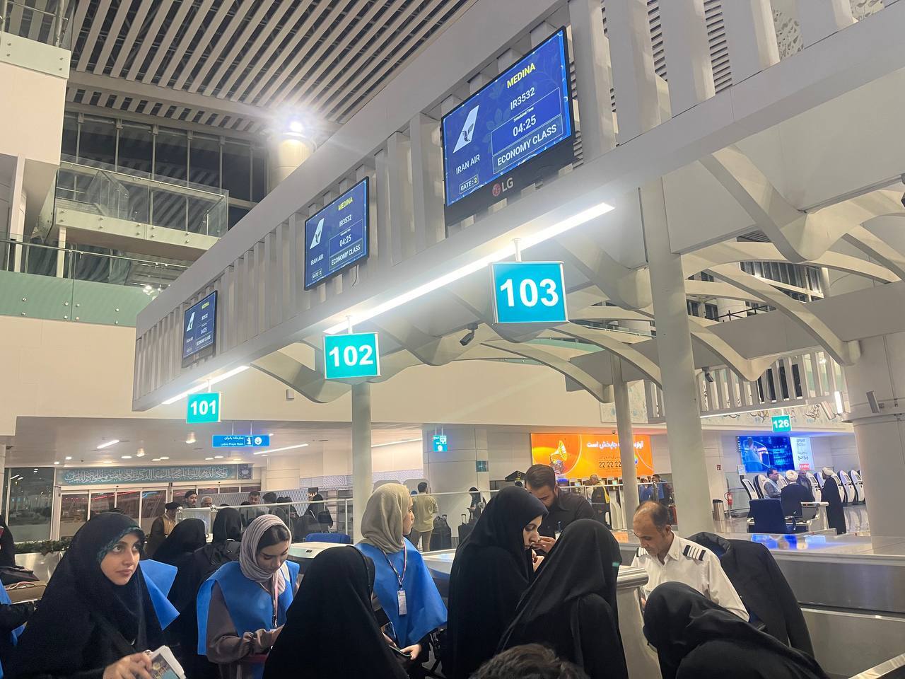 اعزام دانشجویان به مکه منتشر شود/ پرواز دلها از «ترمینال سلام» تا مدینهالنبی؛ روایت لحظههای اشک و دعا در سفر دانشجویان به مدینه