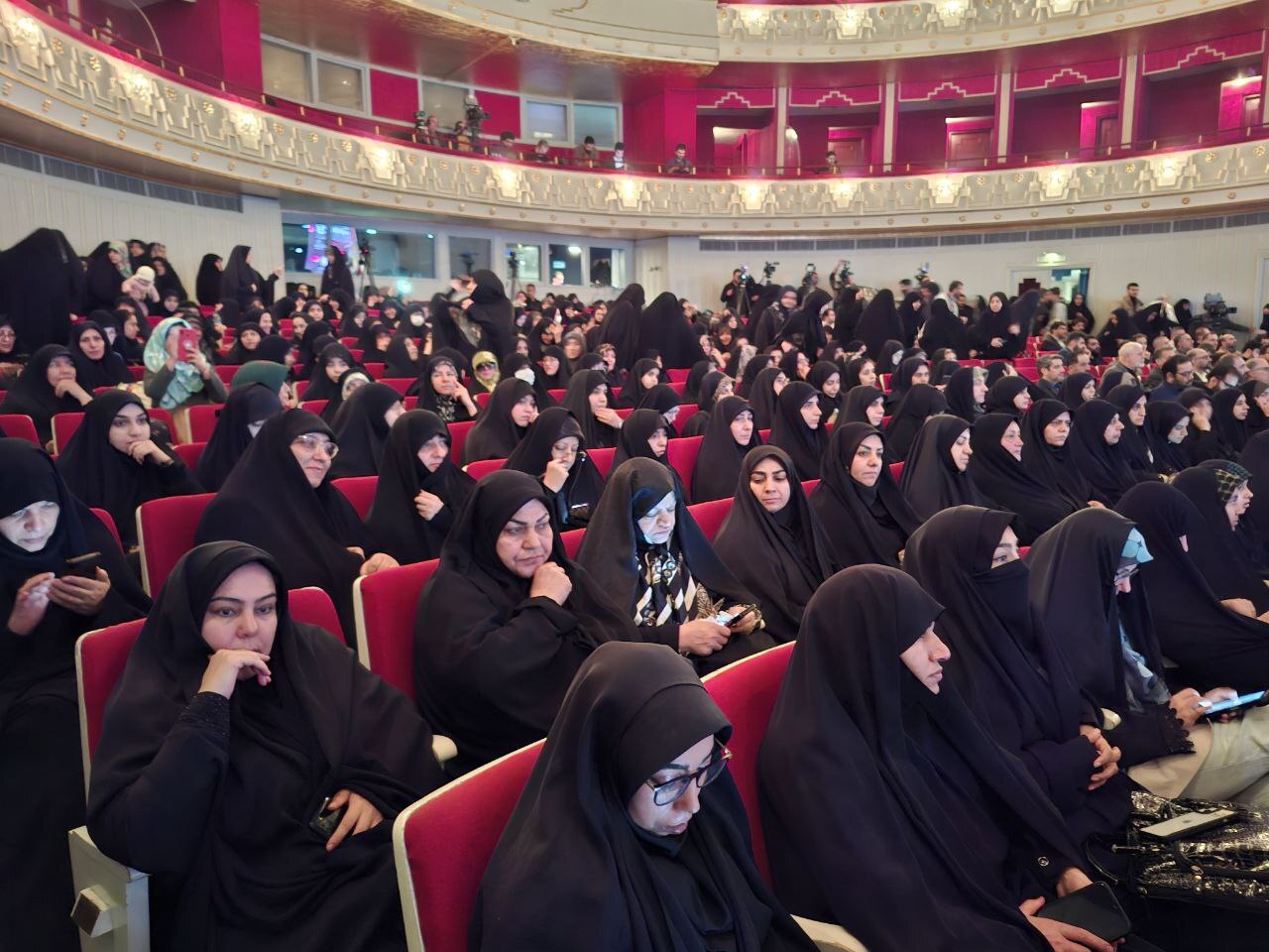 آغاز رونمایی تقریظ رهبر انقلاب بر کتابهای «خانوم ماه» ، «تب ناتمام» و «همسفر آتش و برف» آغاز رونمایی تقریظ رهبر انقلاب بر کتابهای «خانوم ماه» ، «تب ناتمام» و «همسفر آتش و برف»