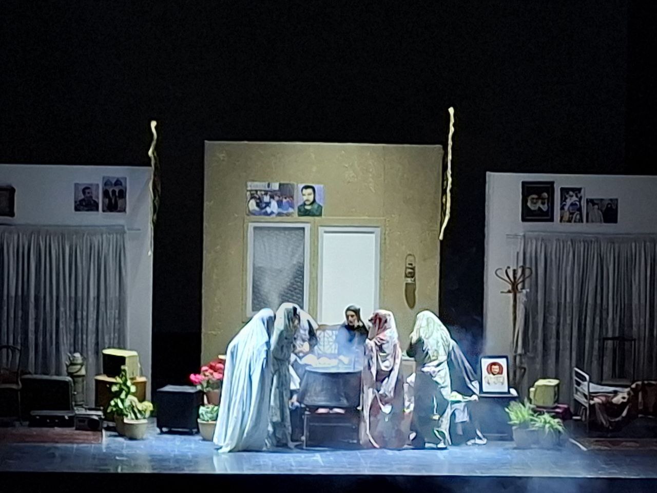 آغاز رونمایی تقریظ رهبر انقلاب بر کتابهای «خانوم ماه» ، «تب ناتمام» و «همسفر آتش و برف» آغاز رونمایی تقریظ رهبر انقلاب بر کتابهای «خانوم ماه» ، «تب ناتمام» و «همسفر آتش و برف»