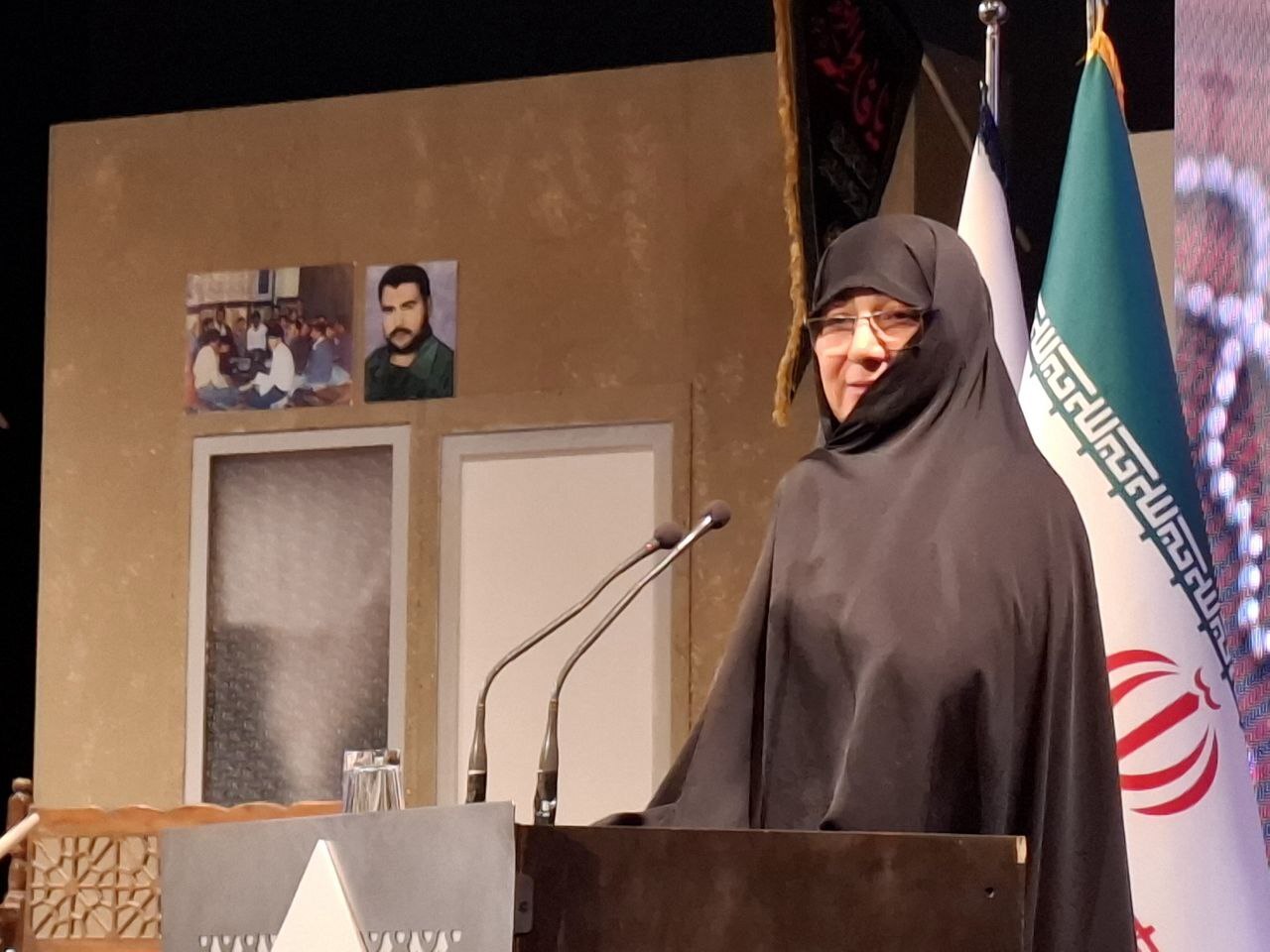 رونمایی از تقریظ رهبر انقلاب بر کتابهای «خانوم ماه» ، «تب ناتمام» و «همسفر آتش و برف» رونمایی از تقریظ رهبر انقلاب بر کتابهای «خانوم ماه» ، «تب ناتمام» و «همسفر آتش و برف»