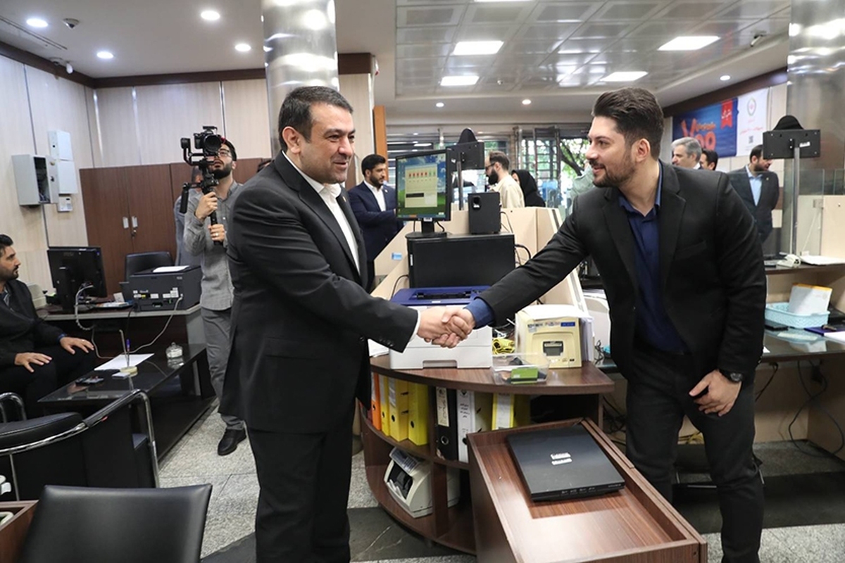 بازدید نجارزاده از برخی شعب انتقال یافته بانک سابق آینده به بانک ملی ایران  استمرار بی وقفه خدمات به مردم و تمرکز بر مشتری مداری